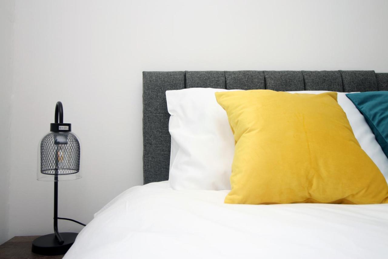 Delft - Spacious Home, High Speed Wi-Fi, Free Parking, Terrace สวินดอน ภายนอก รูปภาพ